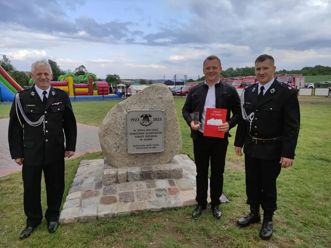 100-lecie OSP Jamno — czyszczenie elewacji remizy