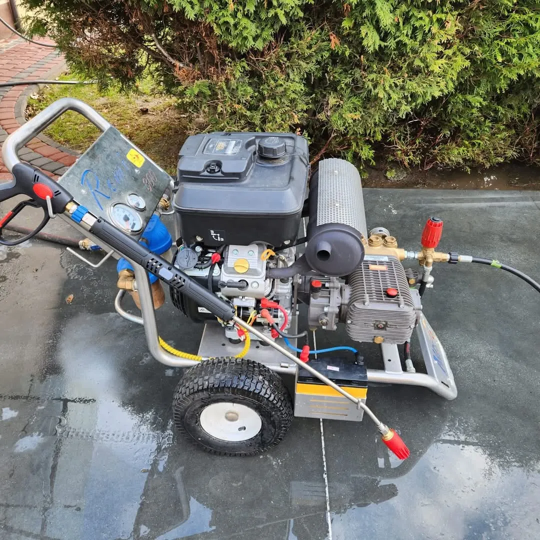 Myjka ciśnieniowa — widok z boku z manometrami